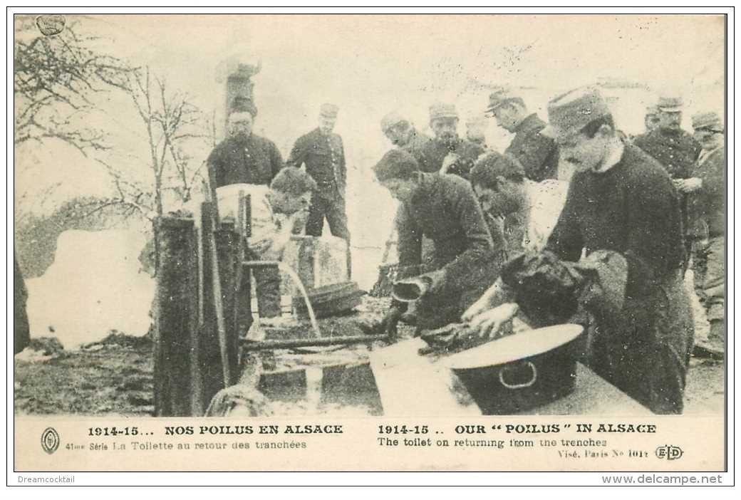 carte postale ancienne GUERRE 1914-18. La Toilette au retour des tranchées. Nos Poilus en Alsace. Tampon Bitschwiller