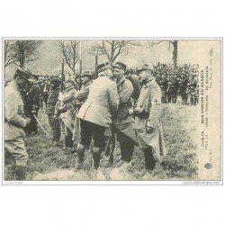 carte postale ancienne GUERRE 1914-18. L'accolade et la décoration du Soldat. Nos Poilus en Alsace. Tampon Bitschwiller