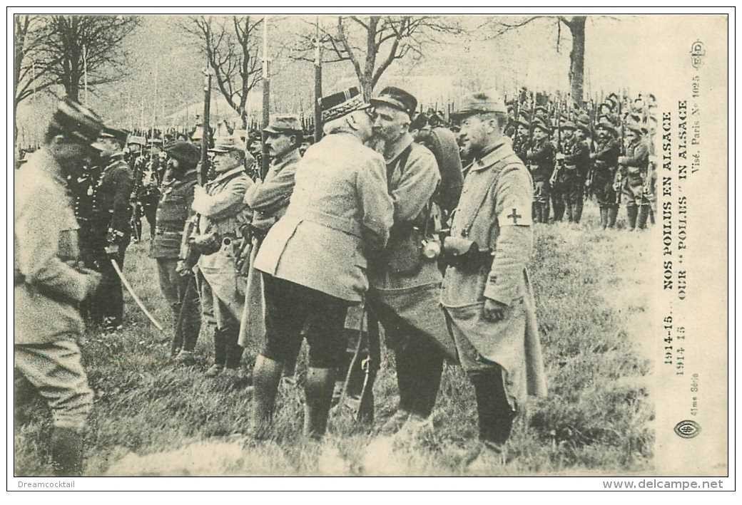 carte postale ancienne GUERRE 1914-18. L'accolade et la décoration du Soldat. Nos Poilus en Alsace. Tampon Bitschwiller