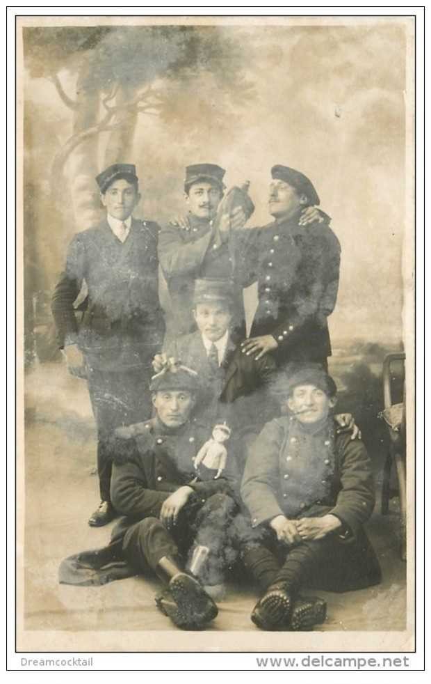 carte postale ancienne GUERRE 1914-18. Les Appelés de la Poste et Montagnards. Militaires et Caserne