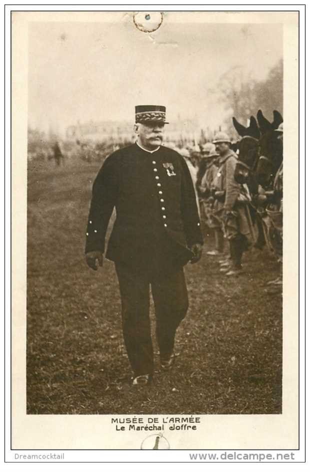 carte postale ancienne GUERRE 1914-18. Maréchal Joffre. Trous punaise