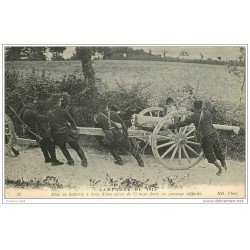 carte postale ancienne GUERRE 1914-18. Mise en batterie d'une pièce de 75 m/m passage difficile Artillerie
