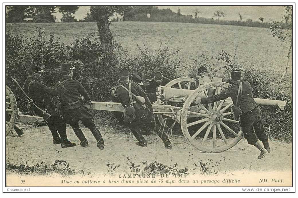 carte postale ancienne GUERRE 1914-18. Mise en batterie d'une pièce de 75 m/m passage difficile Artillerie