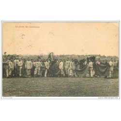 carte postale ancienne GUERRE 1914-18. Moumelon la corvée des couvertures