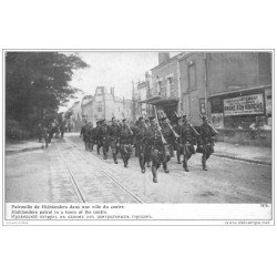 carte postale ancienne GUERRE 1914-18. Patrouille de Highlanders dans une Ville du Centre. Ecossais