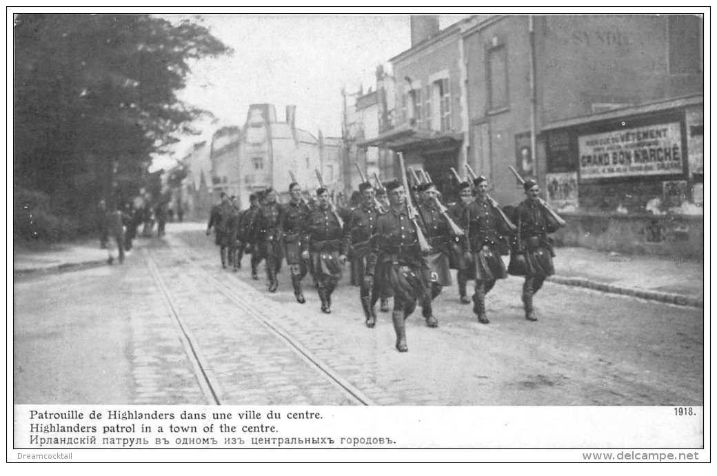 carte postale ancienne GUERRE 1914-18. Patrouille de Highlanders dans une Ville du Centre. Ecossais