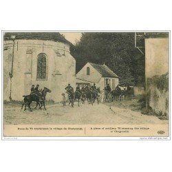 carte postale ancienne GUERRE 1914-18. Pièce de 75 traversant le Village de Chauconin 1914