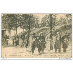 carte postale ancienne GUERRE 1914-18. Soldats blessés regagnant l'arrière