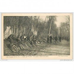 carte postale ancienne GUERRE 1914-18. Sur le Front troupes à l'abri d'un bois. Fantassins et Cyclistes