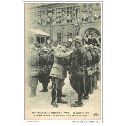 carte postale ancienne GUERRE 1914-1918. Le Maréchal Foch décore un Poilu. Fêtes de la Victoire. Militaires et Armées