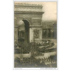 carte postale ancienne GUERRE 1914-1918. Les Soldats sous l'Arc de Triomphe. Fêtes de la Victoire. Poilus et Armées. Militaires