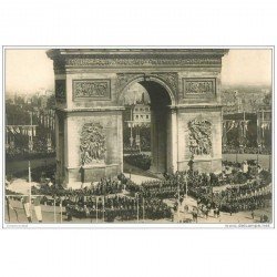 carte postale ancienne GUERRE 1914-1918. Les Troupes sous l'Arc de Triomphe. Fêtes de la Victoire. Militaires et Armées