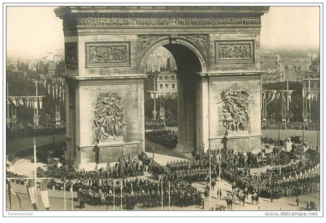 carte postale ancienne GUERRE 1914-1918. Les Troupes sous l'Arc de Triomphe. Fêtes de la Victoire. Militaires et Armées