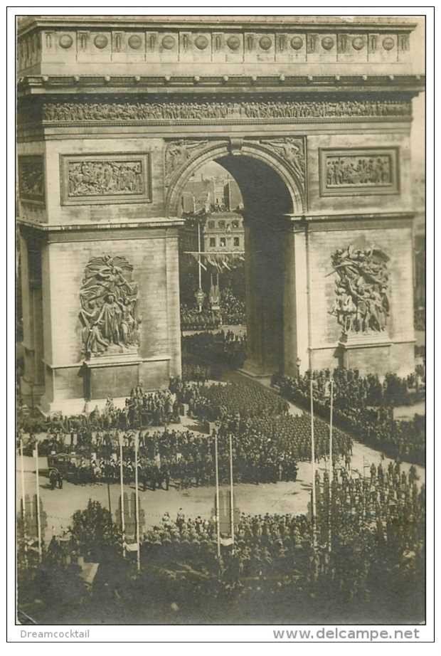 carte postale ancienne GUERRE 1914-1918. Les Troupes sous l'Arc de Triomphe. Fêtes de la Victoire. Poilus et Armées