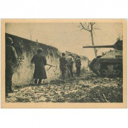 carte postale ancienne GUERRE 1945. Progression Infanterie avec appui de Char à Wittenheim