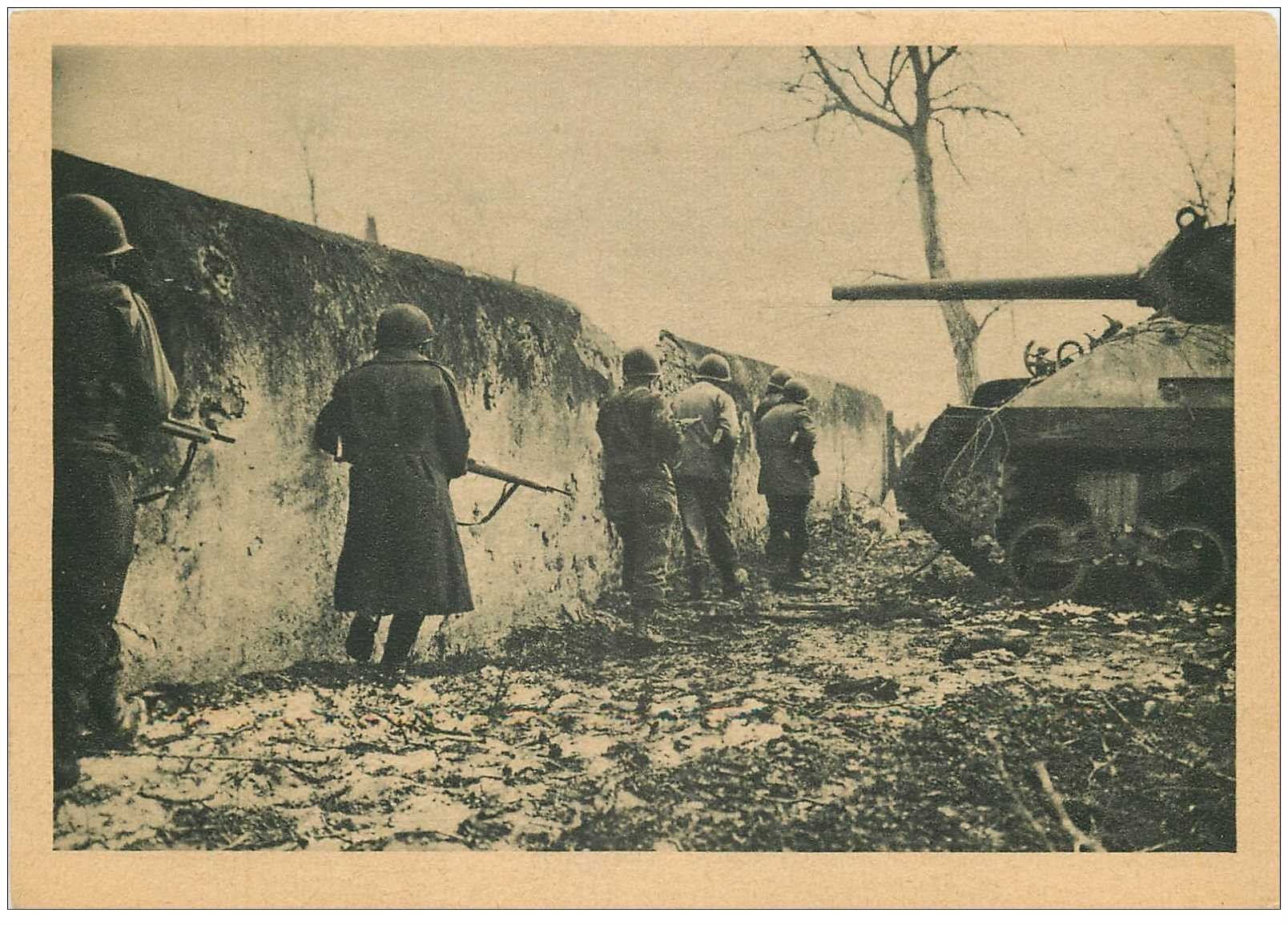 carte postale ancienne GUERRE 1945. Progression Infanterie avec appui de Char à Wittenheim