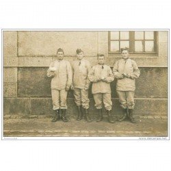 carte postale ancienne MILITARIA. Carte Photo Régiment Infanterie en Mayenne, la corvée de patates 1911. Militaires et Poilus.