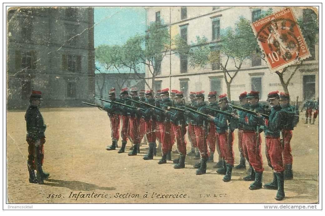 carte postale ancienne MILITARIA. Infanterie Section à l'exercice 1910