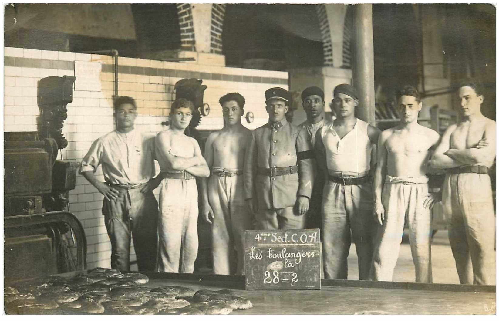 MILITAIRES. Caserne Photo Carte Postale. Les Boulangers de la 28-2 4° Section C.O.A. Soldats et Métiers.