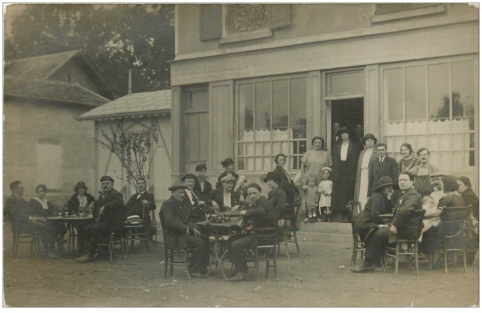 Superbe et Photo carte postale d'un Café Bar Estaminet. Lieu à identifier