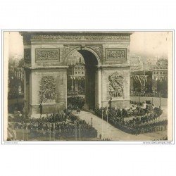 carte postale ancienne GUERRE 1914-1918. Les Soldats passant sous l'Arc de Triomphe. Fêtes de la Victoire