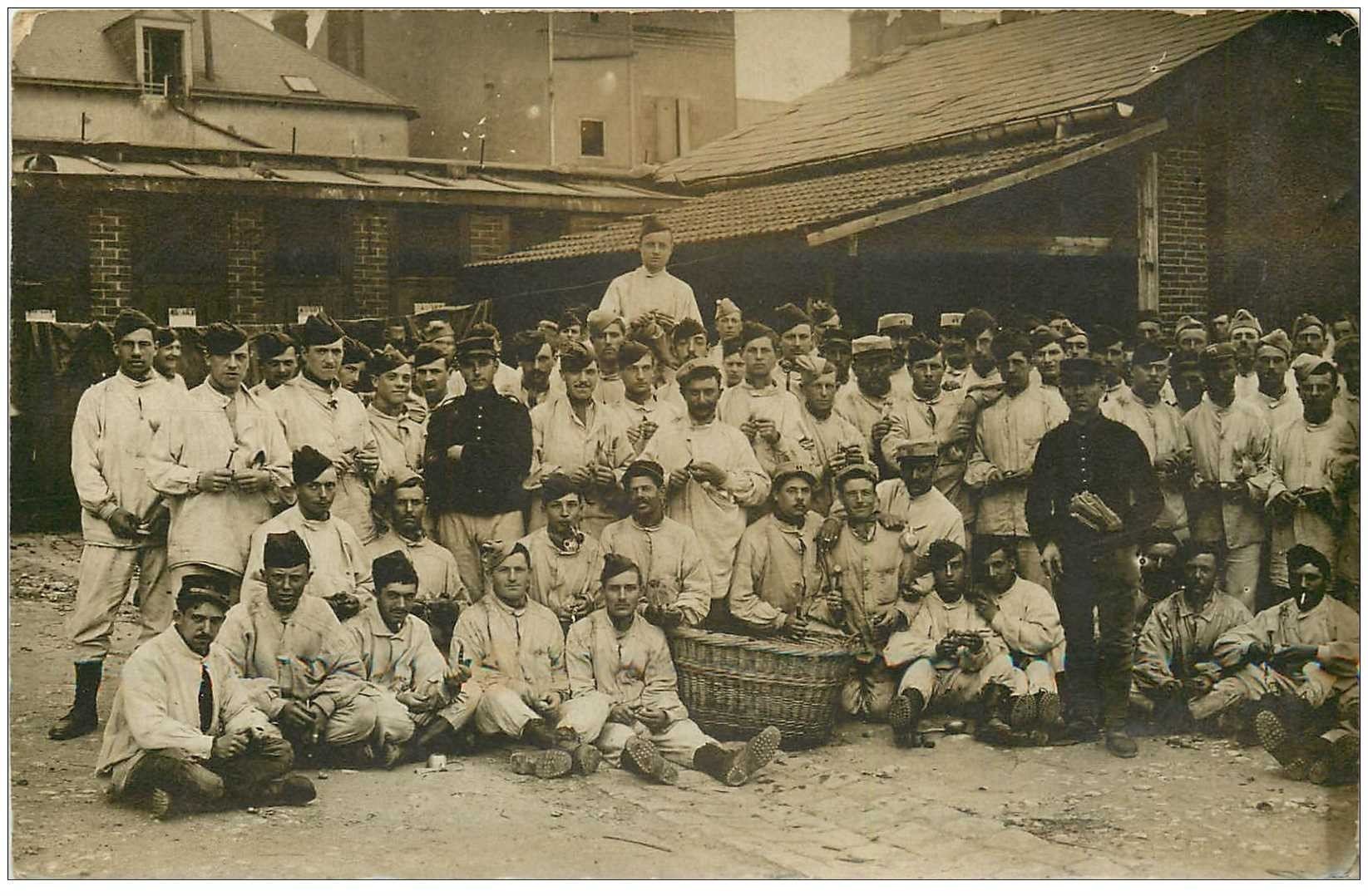 carte postale ancienne MILITAIRES. La Corvée de patate et distribution du courrier aux 45 ème Régiment d'Infanterie