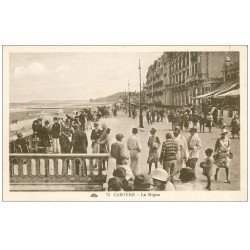 carte postale ancienne CABOURG 14. La Digue bien animée