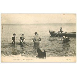 carte postale ancienne CABOURG 14. Le Bain de Mer avec Maitre Nageur tout habillé 1909