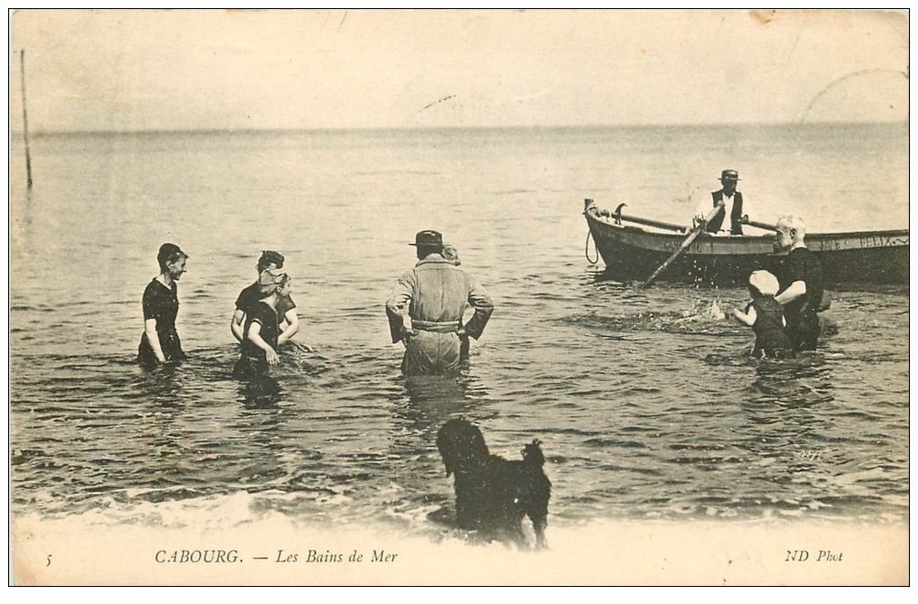 carte postale ancienne CABOURG 14. Le Bain de Mer avec Maitre Nageur tout habillé 1909
