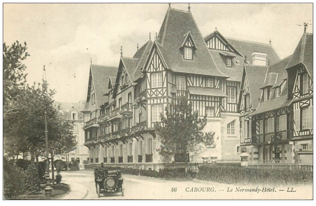 carte postale ancienne CABOURG 14. Le Normandy Hôtel et voiture Tacot