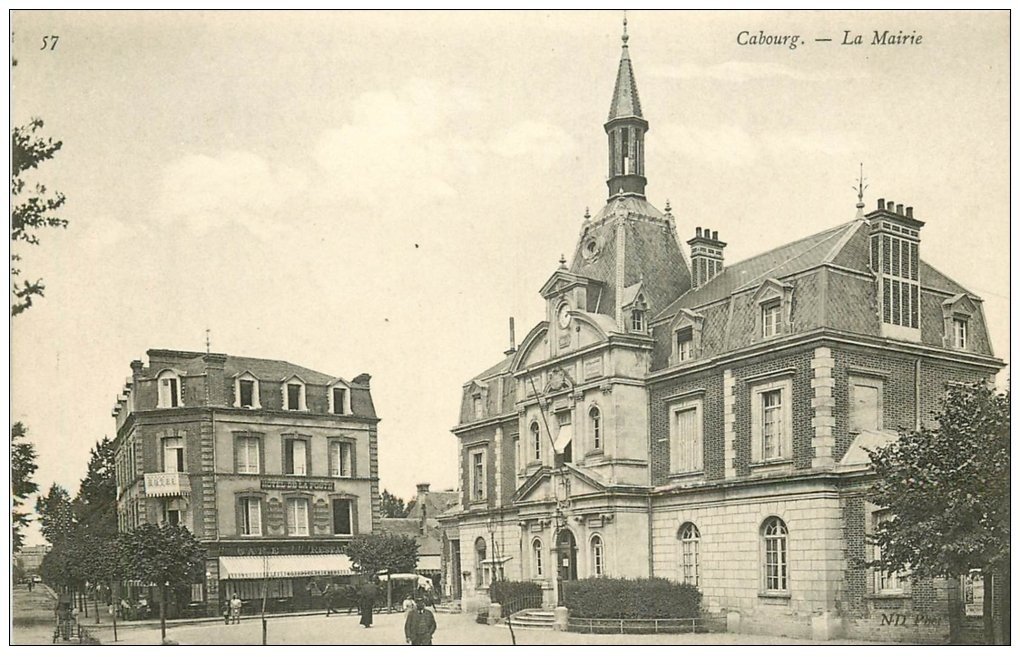 carte postale ancienne CABOURG 14. Mairie et Hôtel de la Poste 1909