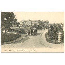 carte postale ancienne CABOURG 14. Tramway Hippomobile Parterre du Grand Hôtel