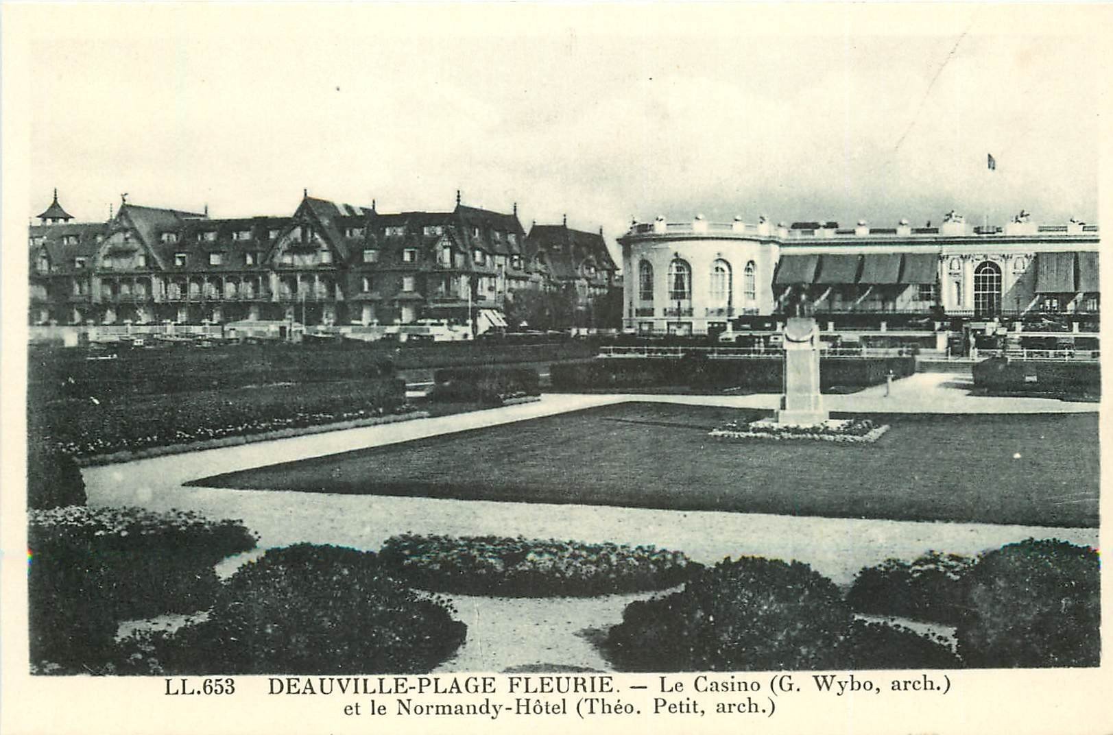 CPA DEAUVILLE Rue Gontaut-Biron - Vue sur le Normandy-Hotel (1225780