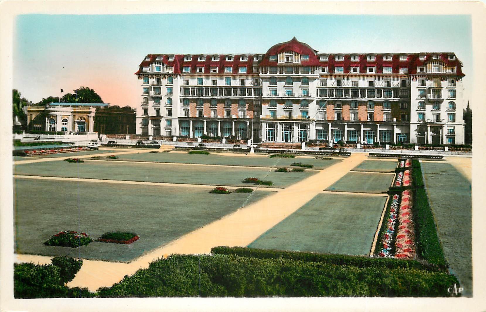 carte postale ancienne 14 DEAUVILLE. Jardins et le Royal Hôtel. Real Photo