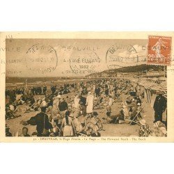 carte postale ancienne 14 DEAUVILLE. Animation sur la Plage 1932