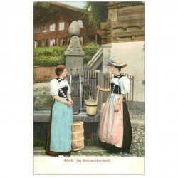 SUISSE. In Berneroberland femmes à la Fontaine