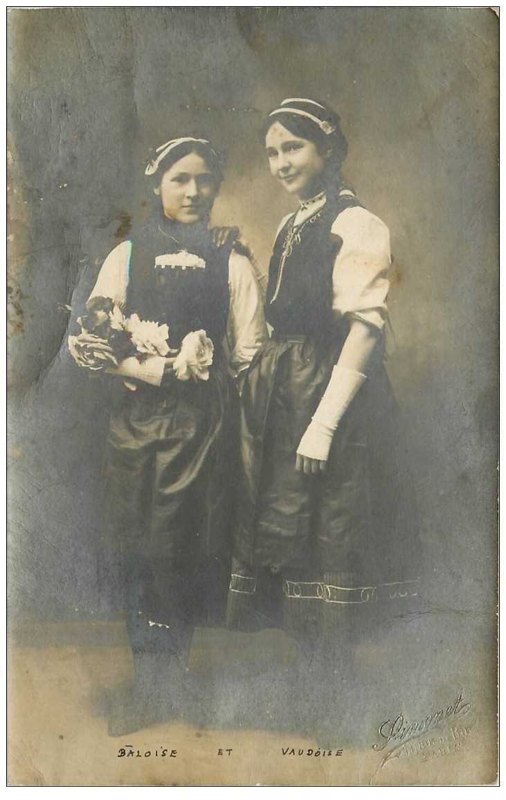 SUISSE. Costumes Valoise et Vaudoise. photo carte postale