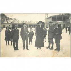 SUISSE. Davos Dorf. Groupe de Sportifs Patineurs sur glace 1912. Superbe et rare photo carte postale