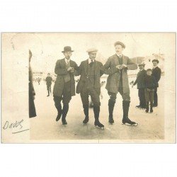 Suisse. DAVOS. Rare Carte Photo 1913 de trois Patineurs sur Glace en fumant...