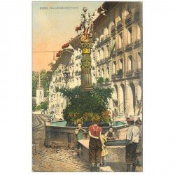 Suisse. BERN. Gerechtigkeitsbrunnen. Enfants à la Fontaine