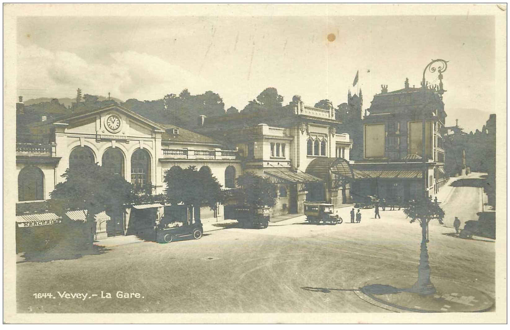 Suisse. VEVEY. La Gare voitures anciennes et minicars. Carte photo