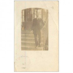 Suisse. LEYSIN 1913. Rare Photo Carte Postale d'un personnage descendant les marches d'un Etablissement Scolaire