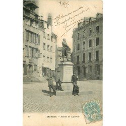 35 RENNES. Animation au pied de la Statue de Leperdit et Bourse du Travail 1905