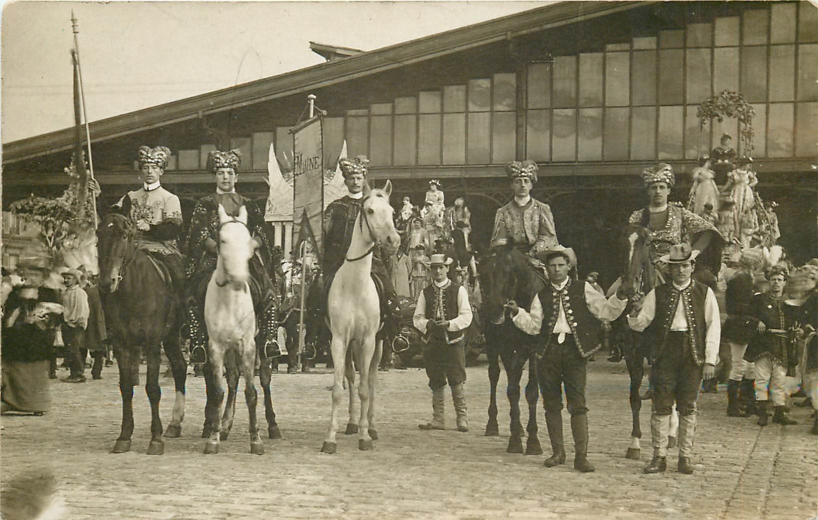 PARIS XIX. Election et parade de la Reine des Abattoirs de la Villette. Photo carte postale ancienne
