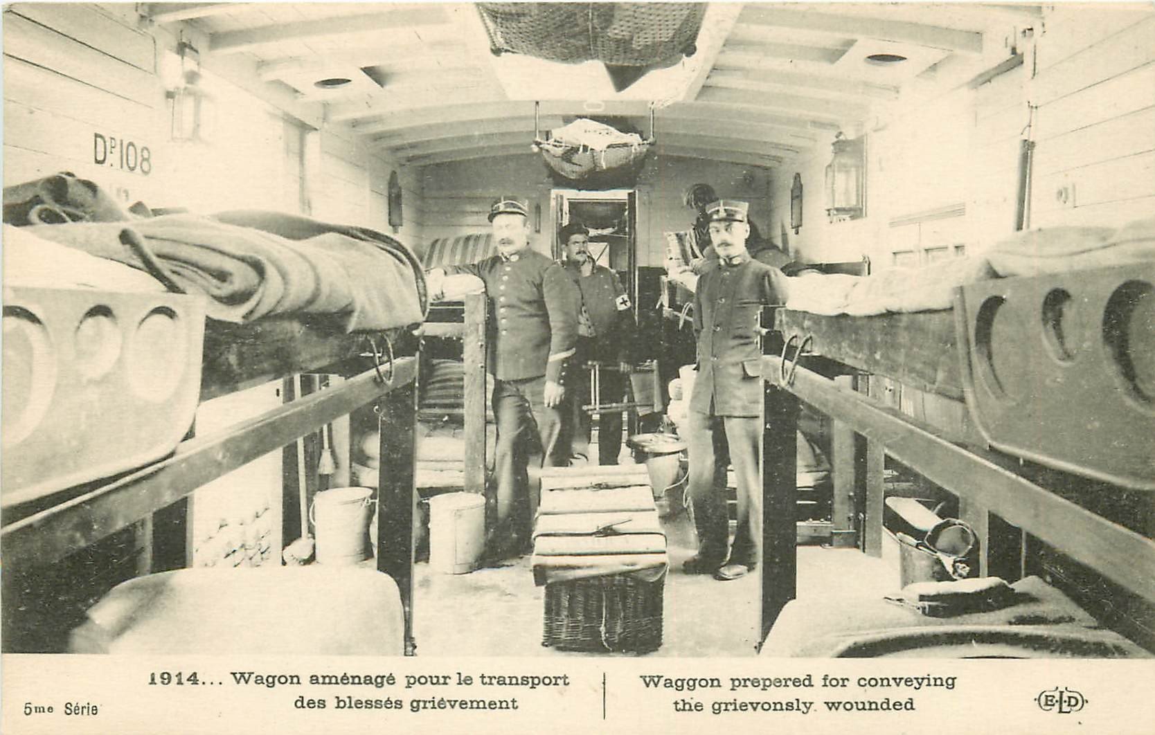 TRAIN. Wagon aménagé pour le transport des blessés grièvement. Guerre 1914-18