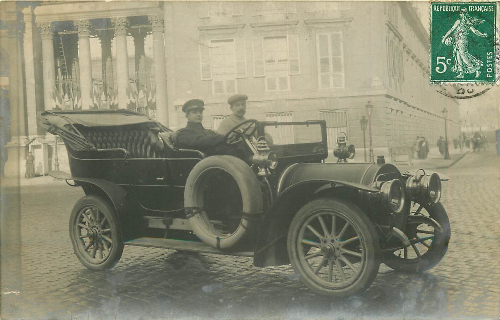 PARIS V. Superbe voiture ancienne et son Chauffeur Place du Panthéon. Photo carte postale ancienne
