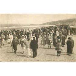 carte postale ancienne 14 DEAUVILLE. La Promenade sur les Planches