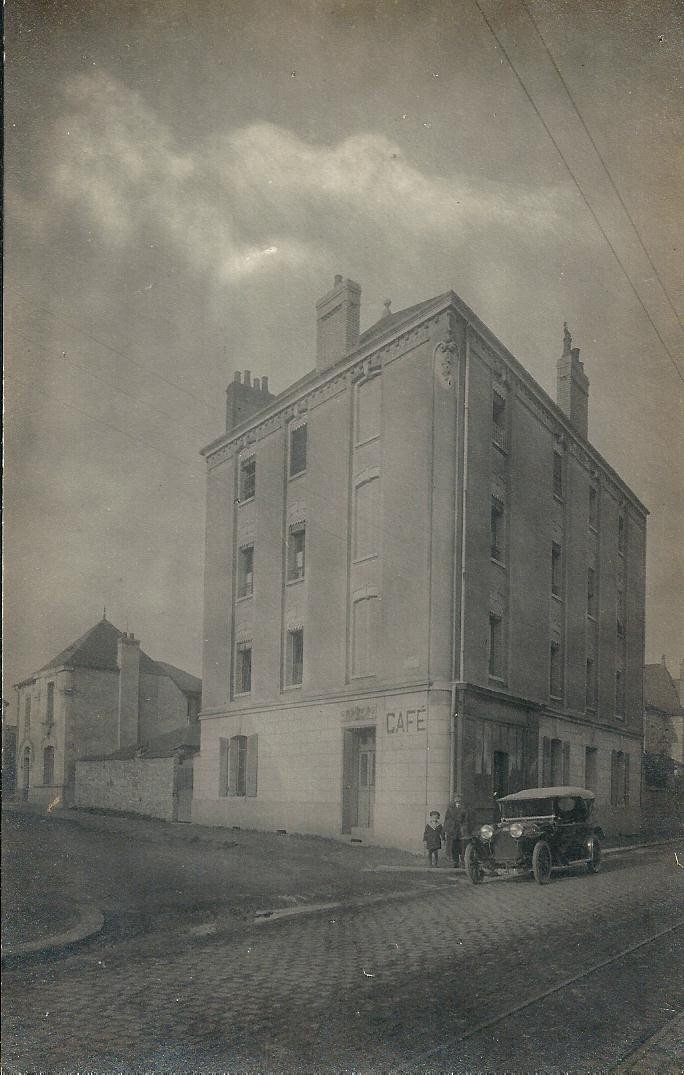 35 RENNES. Voiture devant le Café Rue de Paris face à l'Imprimerie Oberthur. Rare photo carte postale ancienne