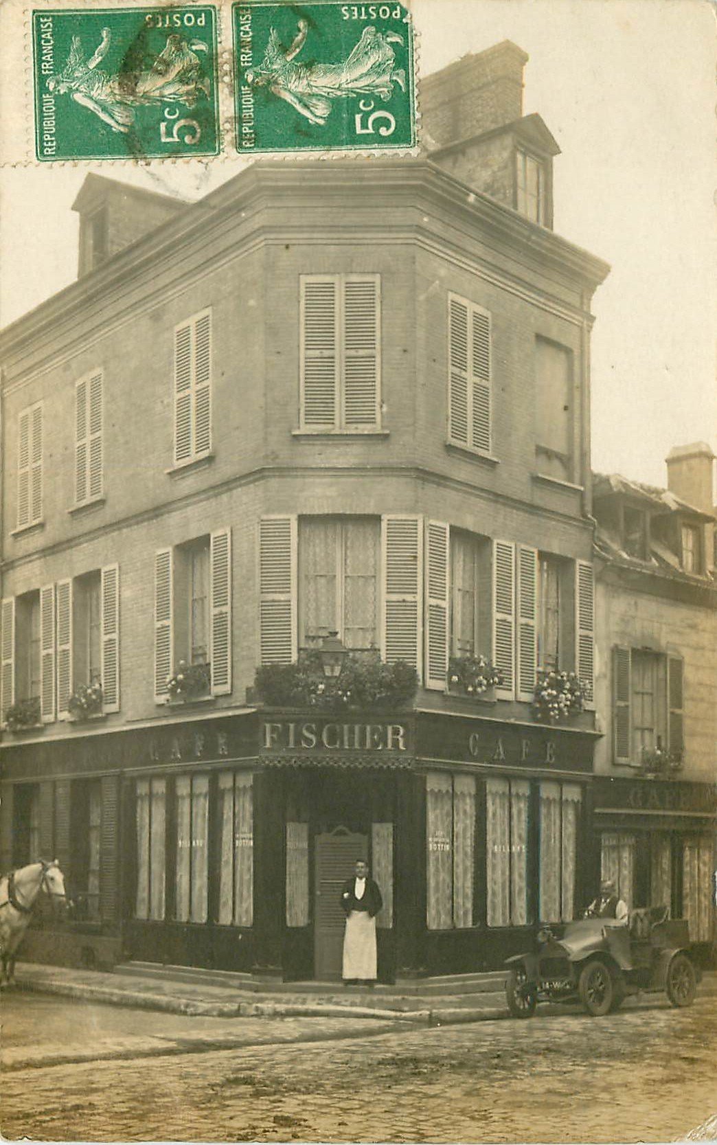 35 RENNES. Voiture ancienne devant le Café Fischer. Rare Photo carte postale ancienne 1913