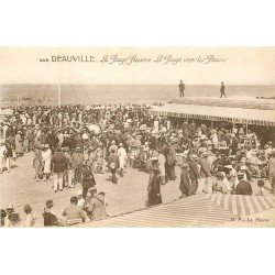 carte postale ancienne 14 DEAUVILLE. La Plage vers les Bains